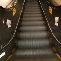 上昇する流れるエスカレーター - オフィスビルとショッピングセンターの移動施設の写真