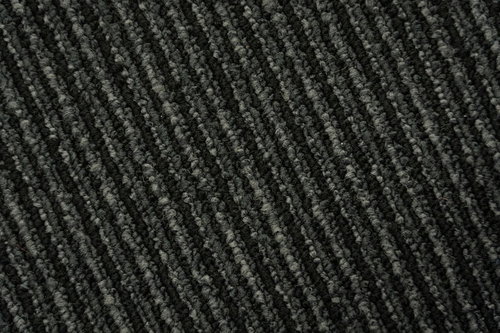 規則正しい斜めパターンのダークグレータイルカーペットのテクスチャー