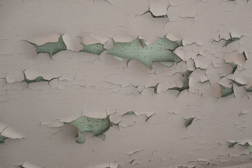 白い下地に緑色の塗装がボロボロに剥がれ落ちた天井のテクスチャー