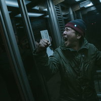 公衆電話ボックスの中で怒鳴り散らす男性の激怒する様子の写真