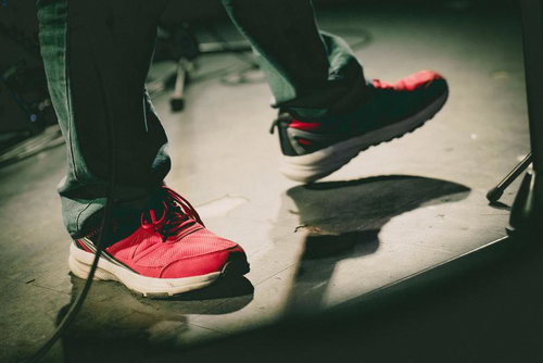 赤いスニーカーを履いた足元のクローズアップ