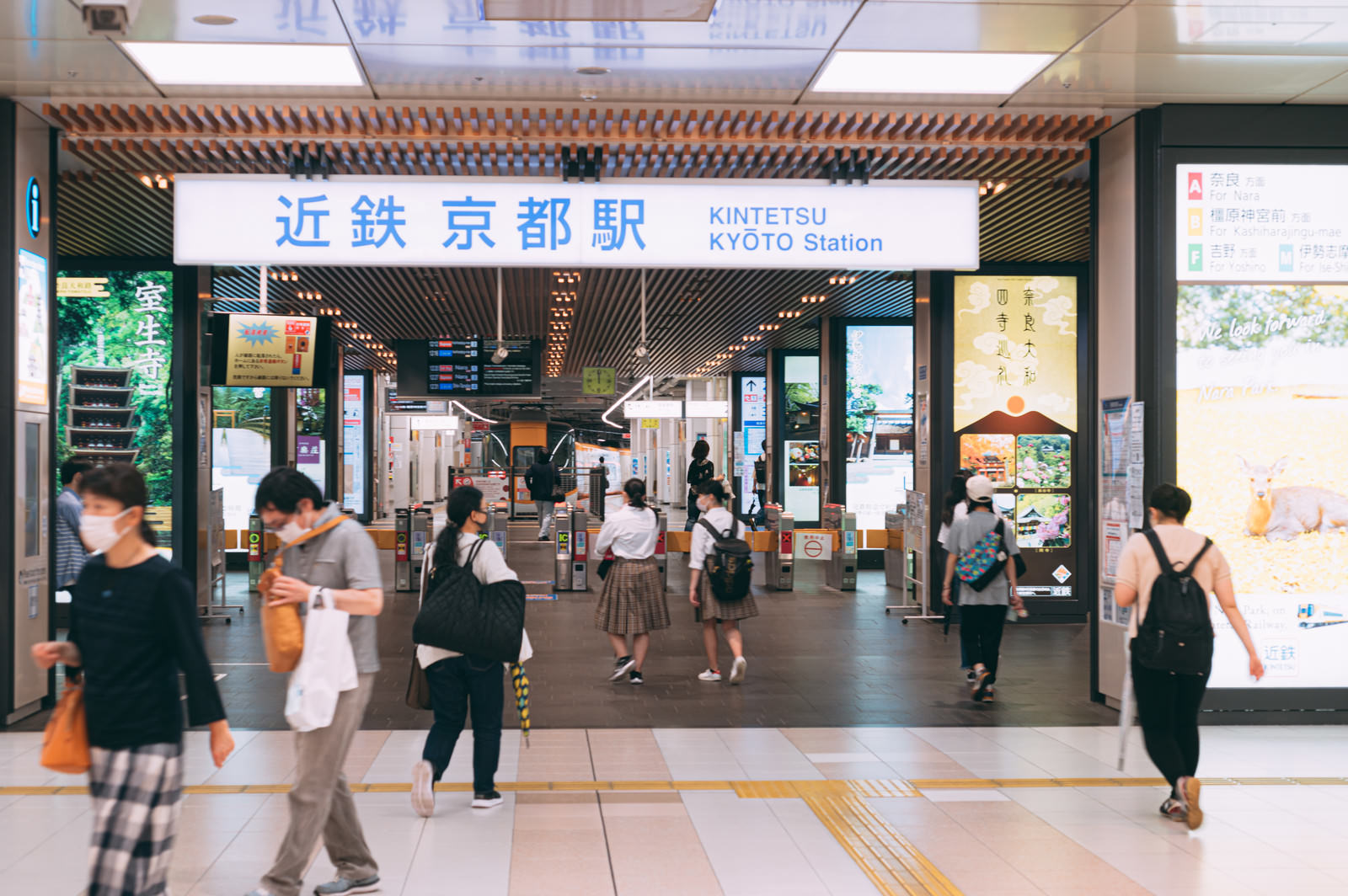 近鉄京都駅の改札口を通る人々の様子