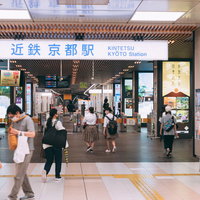 近鉄京都駅の改札口を行き交う人々の通勤ラッシュの写真