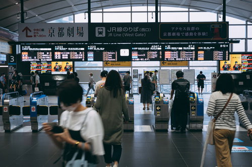 京都駅JR線のりば西口の改札周辺の駅構内風景
