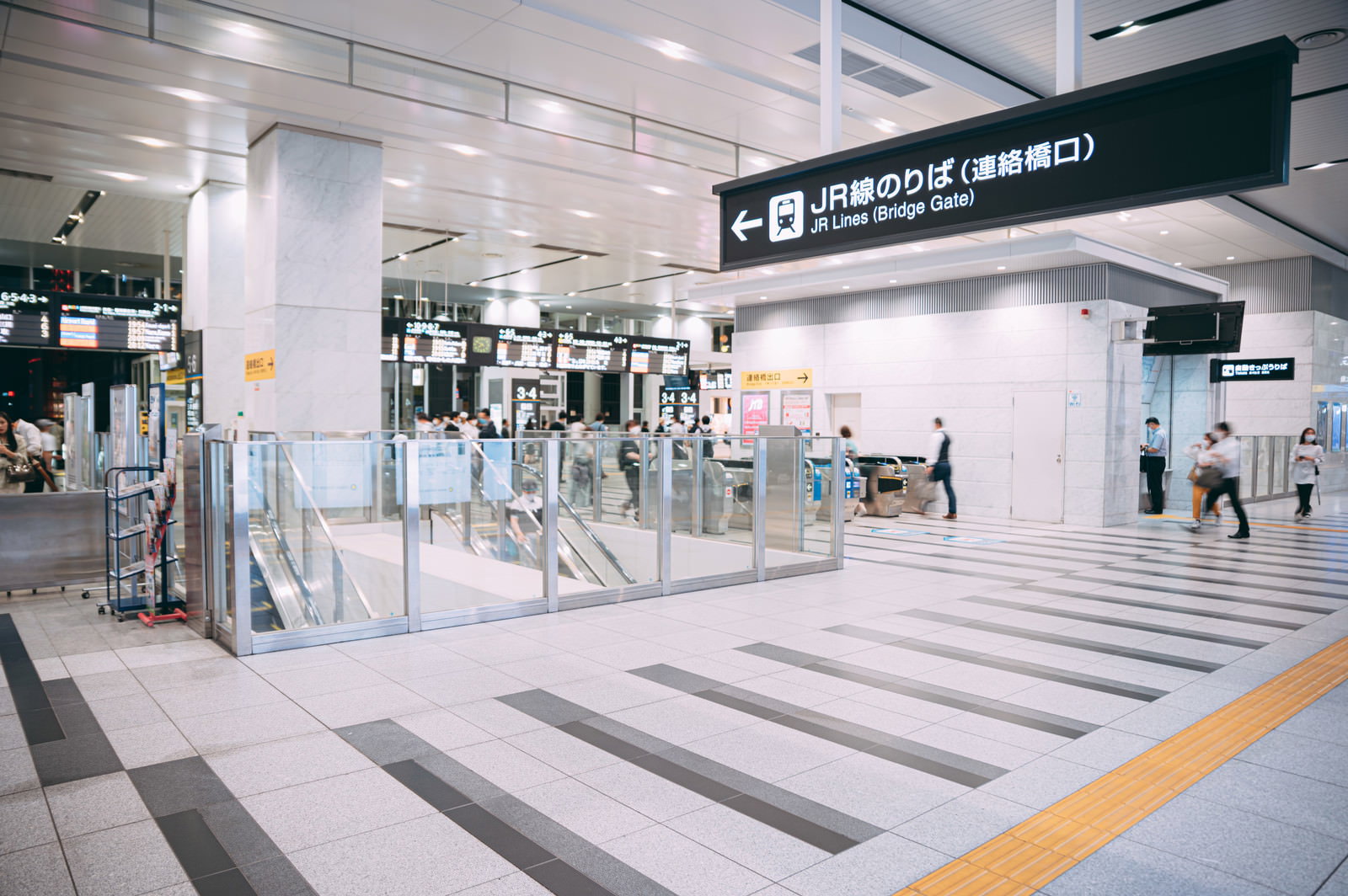 大阪駅のJR連絡橋口改札の様子を写した駅構内の風景