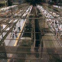 大阪駅のホームにJR電車が入ってくる様子を俯瞰で撮影の写真