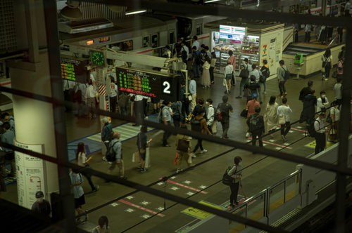 駅のホームで往来する混雑した人々