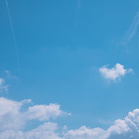 夏空に浮かぶ白い雲の青空 澄み渡った晴天の風景の写真