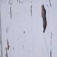 ひび割れと白い塗装が剥がれた古い木目板のテクスチャーの写真