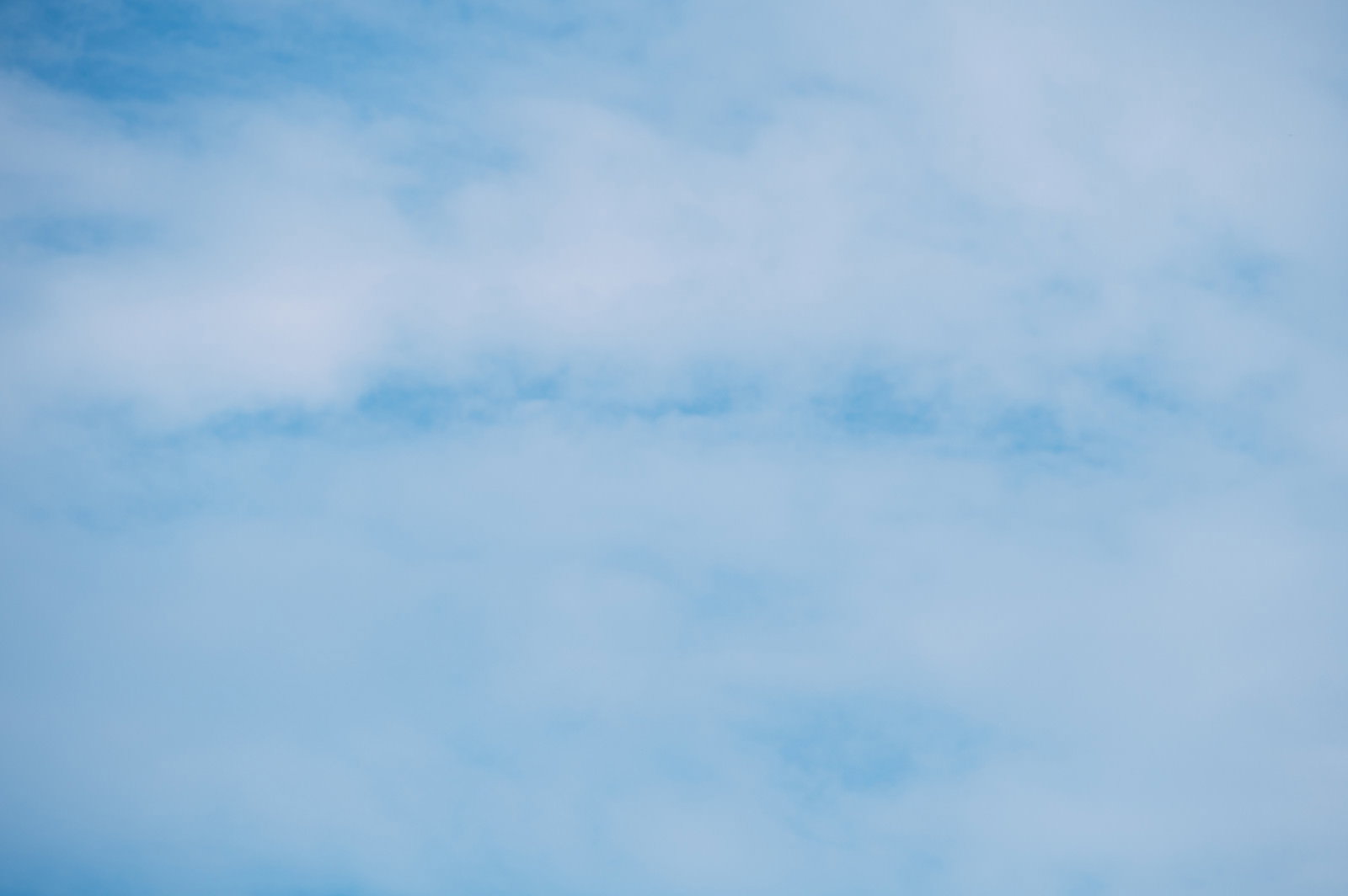 淡い青空に白い薄雲が広がる穏やかな晴天の空