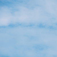 淡い青空に薄く広がる白い雲 - 快晴の屋外自然風景の写真