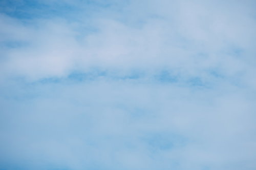 淡い青空に薄く広がる白い雲 - 快晴の屋外自然風景