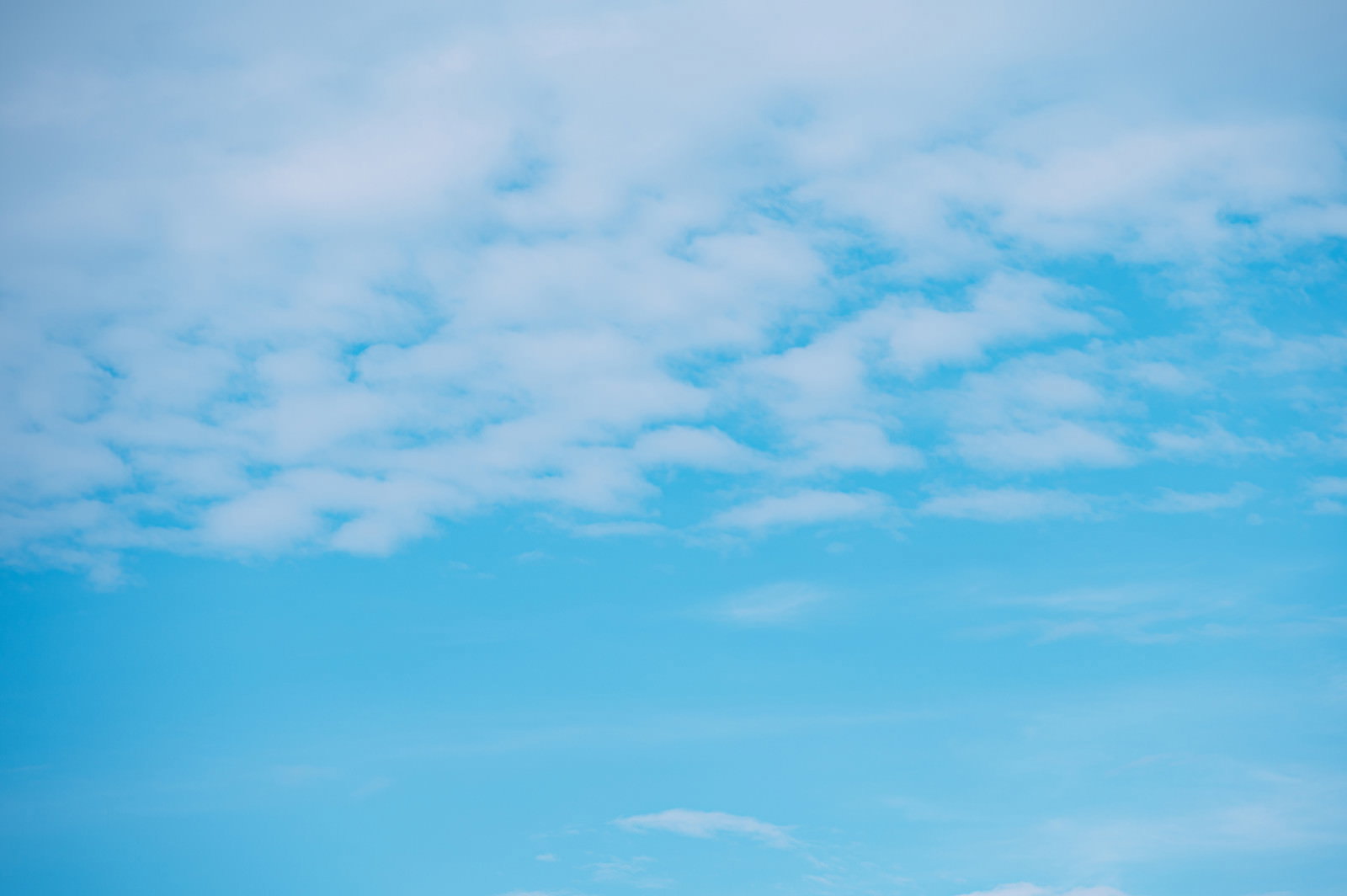 青い空に白い雲が浮かぶよく晴れた日の空の風景