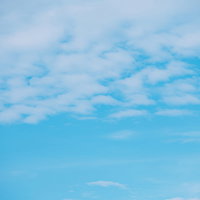 よく晴れた空に浮かぶ白い雲の積雲の自然風景の写真