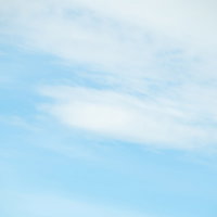 薄い雲がたなびく夏の青空の写真