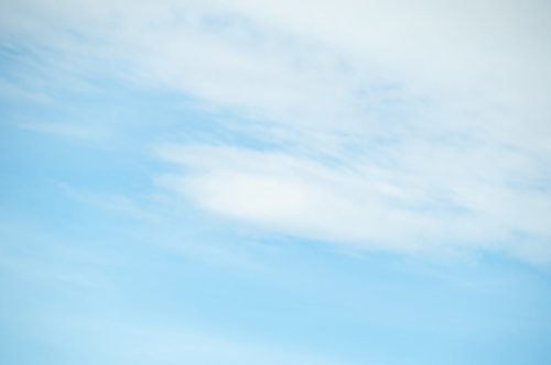 薄い雲がたなびく夏の青空