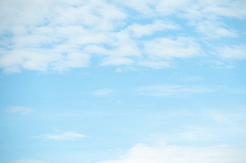 水色青空に薄く浮かぶ白い雲が爽やかに映る晴天の空