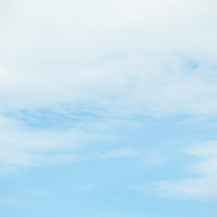 青い空に白い雲がかかる晴天の空模様の写真