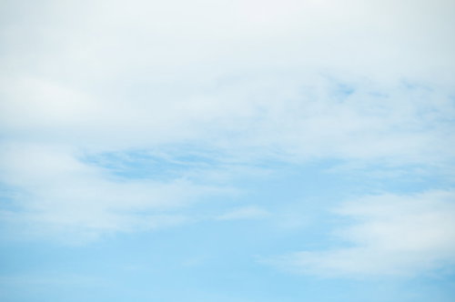 青い空に白い雲がかかる晴天の空模様