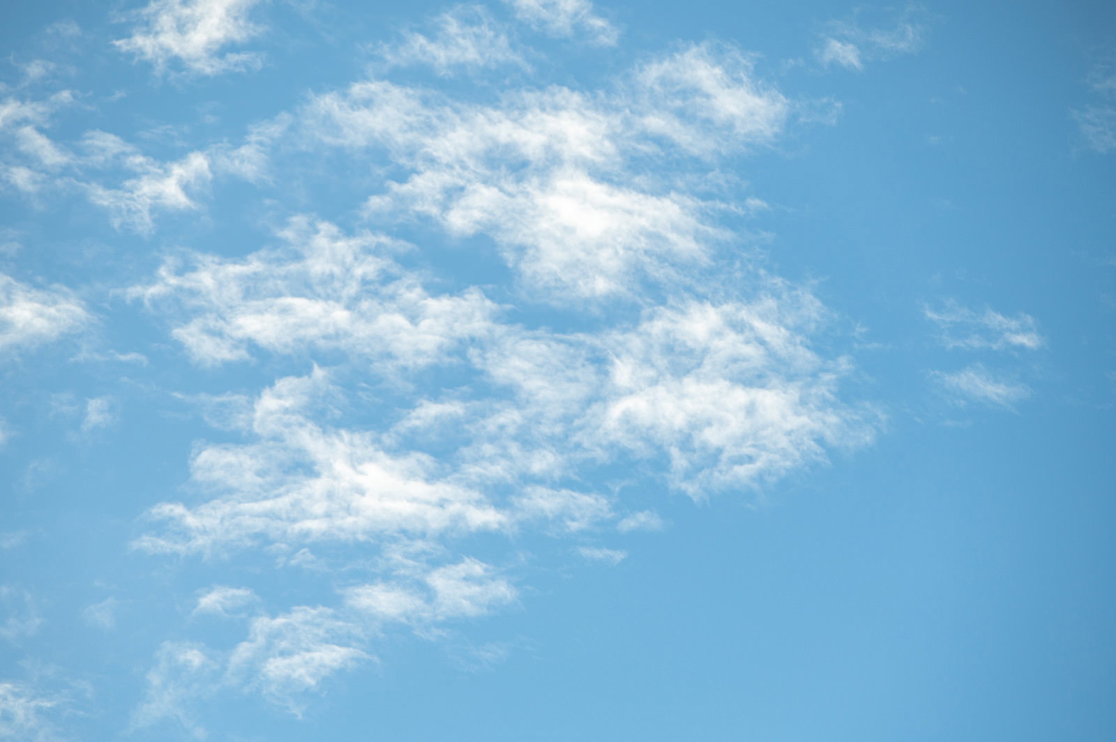 夏の青空に薄雲が広がる