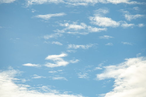 晴れた空に浮かぶ白い雲の清々しい晴天風景
