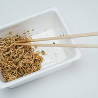 ペヤング食いてぇな白い容器に盛られた焼きそばの写真