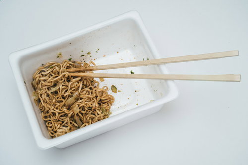 ペヤング食いてぇな白い容器に盛られた焼きそば