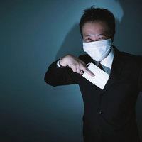 ノーマスクを見つけると内ポケットからマスクを取り出す会社員男性の写真