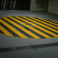 黄色と黒のストライプ色の立体駐車場の回転台の写真