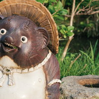 タヌキが命令ばかりしてくる陶製置物の写真