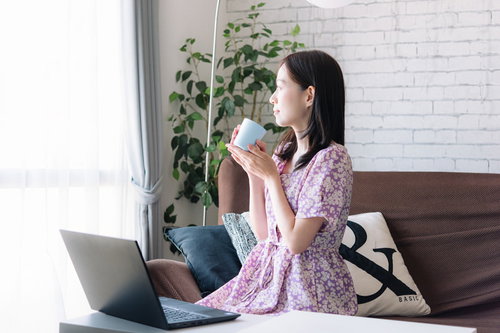 空いた時間でコーヒーを飲みながら在宅ワーク