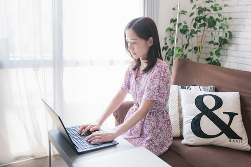 自宅でライティングのお仕事をするパソコン女性