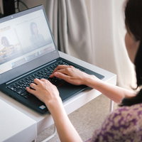 在宅でできる副業を探す主婦がノートパソコンで作業の写真