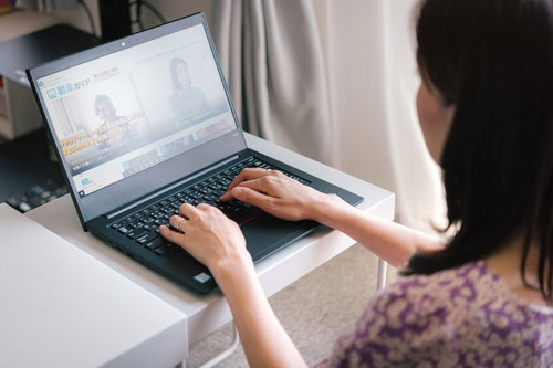 在宅でできる副業を探す主婦がノートパソコンで作業