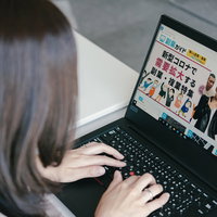 稼げる副業・複業をネットで調べるノートパソコンの主婦の写真