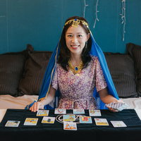 タロット占いをはじめた主婦がベッドでカードを広げるの写真