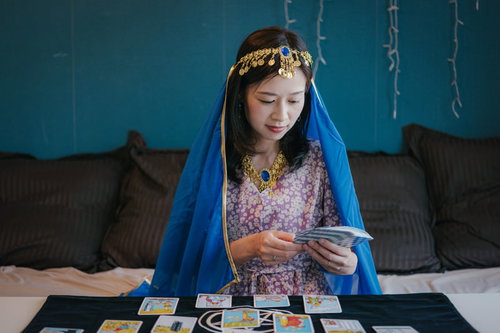 タロットカードで占う占い師の女性