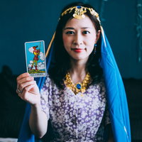 ソードの王子（正位置）のタロットカードを選ぶ女性占い師の写真