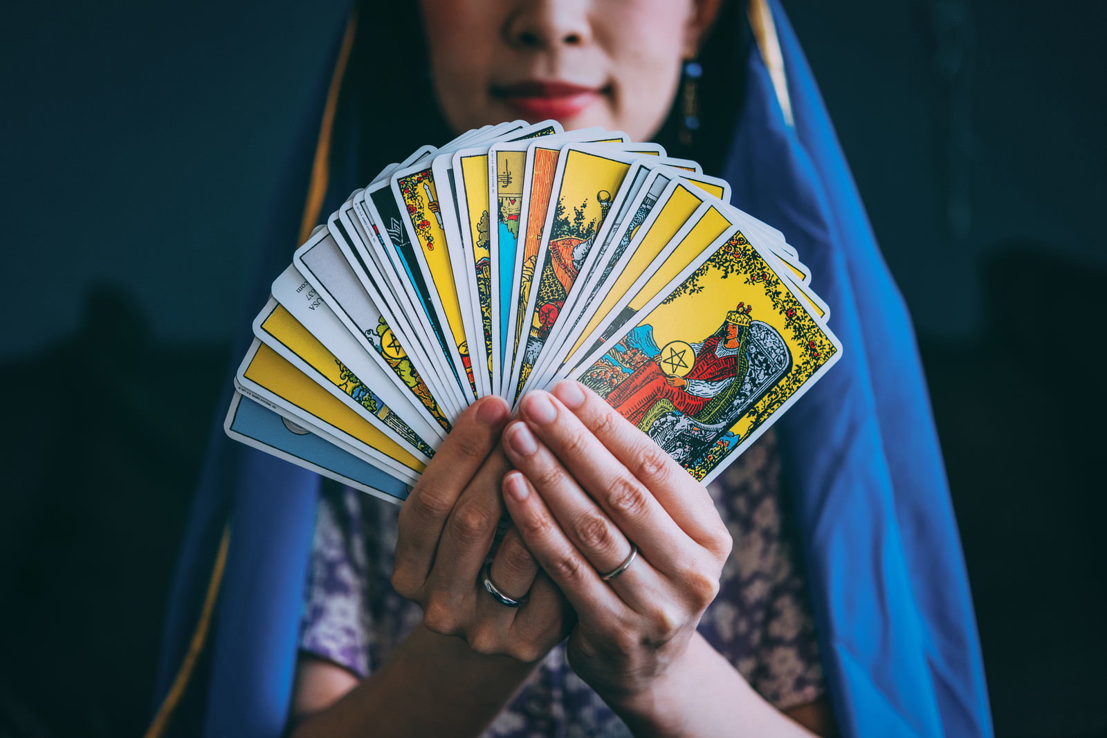 タロットカードを扇状に広げて見せる占い師の手元