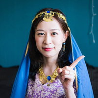 占い師のワンポイントアドバイス 指差しポーズで運命を示唆する女性の写真