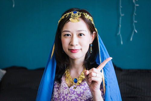 占い師のワンポイントアドバイス 指差しポーズで運命を示唆する女性