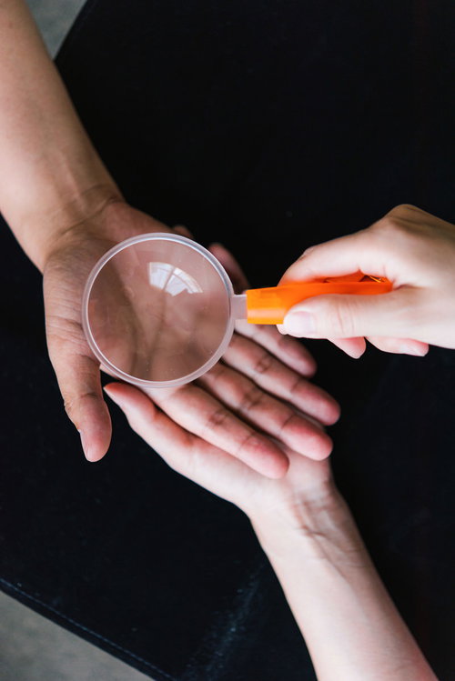 手相占いで運勢を占う女性の手のひら