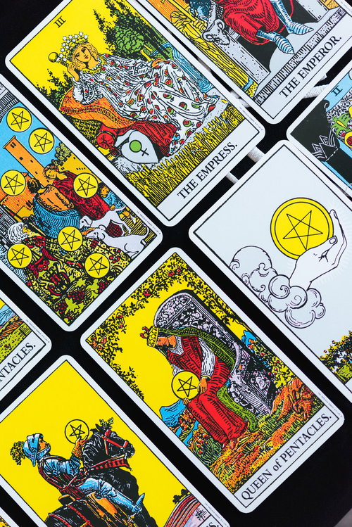 テーブルに規則正しく並べられたタロットカード