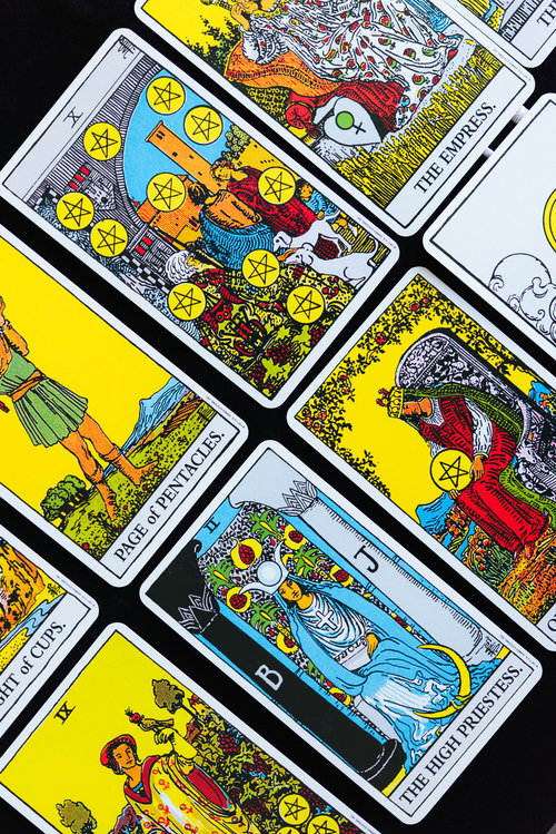 テーブルに整然と並べられたタロットカード