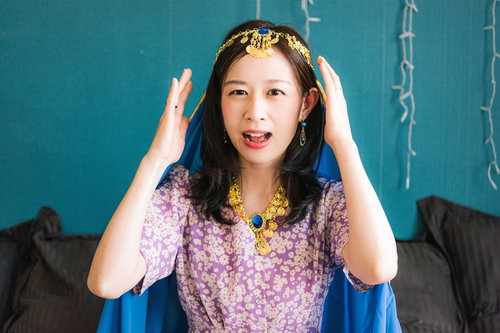 悲痛な顔をする占い師の女性が悪い運勢を感じ取る瞬間