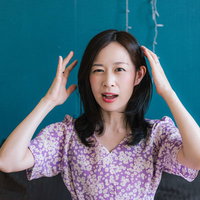 失敗して頭を抱える女性のストレス表現と悩みの感情表現の写真