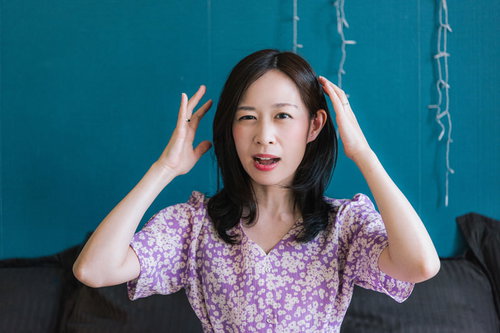 失敗して頭を抱える女性のストレス表現と悩みの感情表現