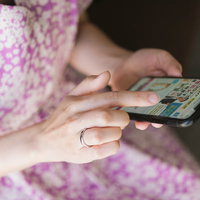 副業サイトをスマホでチェックする女性の手元の写真