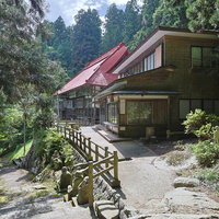 小野町の東堂山満福寺、杉林に囲まれた参道と赤い屋根の本堂の写真