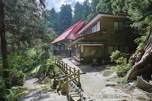 小野町の東堂山満福寺、杉林に囲まれた参道と赤い屋根の本堂